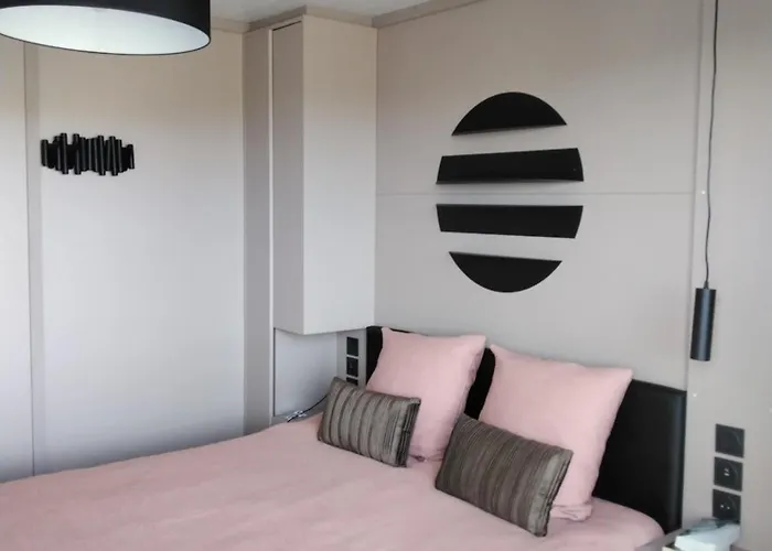 Dans Un Parc Residentiel De Loisirs * Hasparren